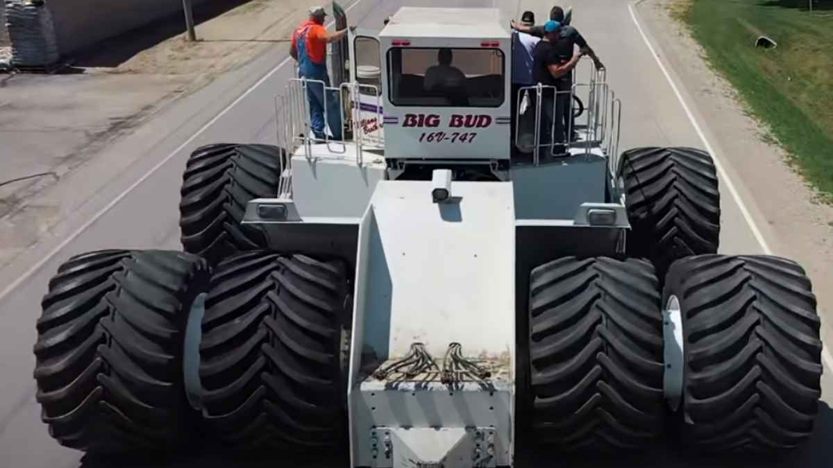 Big Bud 16V 747, el tractor más grande del mundo, circulando por carretera con sus enormes neumáticos dobles