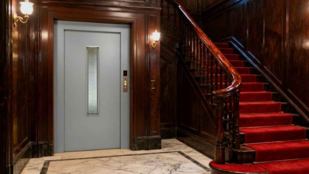 Ascensor en una comunidad de vecinos tras la sentencia del Tribunal Supremo sobre el reparto del pago