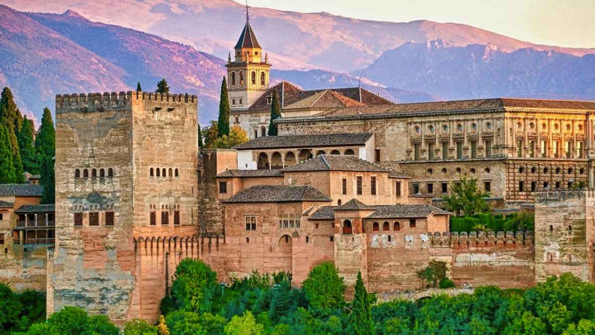 Vista de la Alhambra de Granada, donde se celebrará una visita guiada gratuita por sus jardines históricos