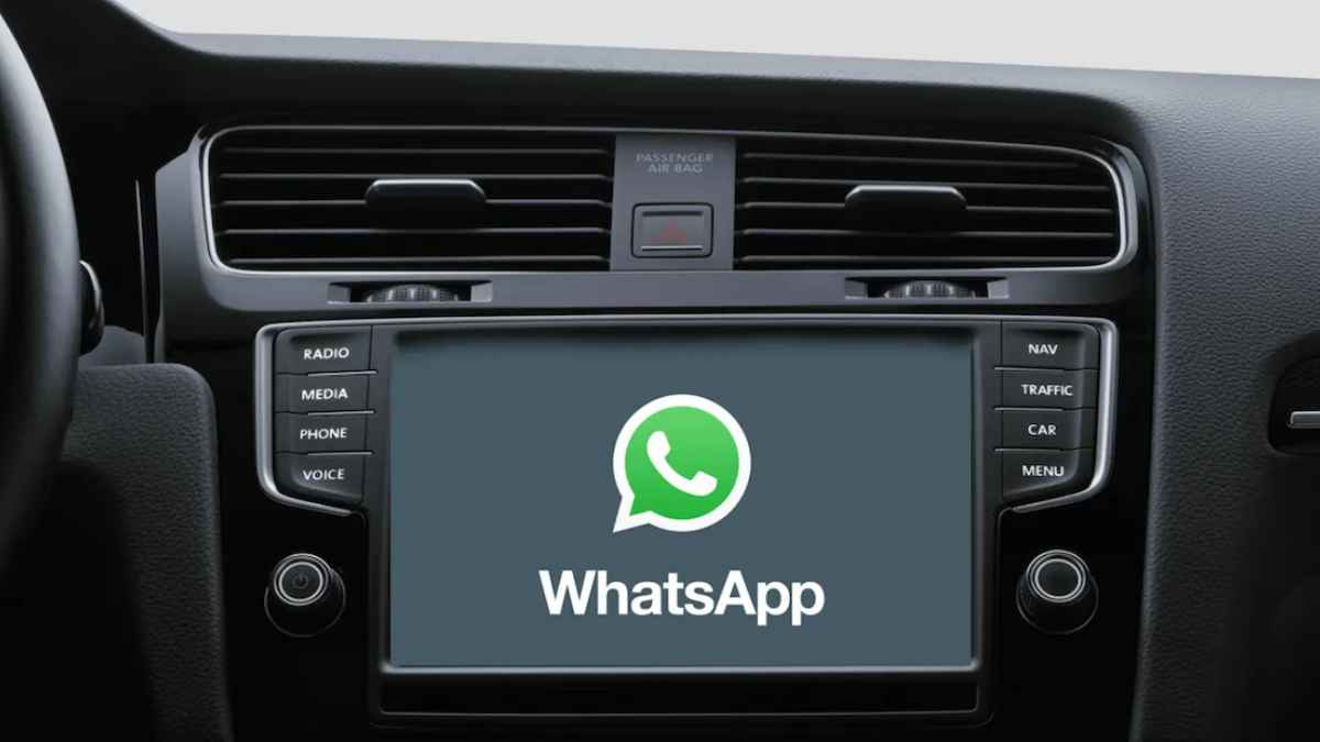 Pantalla del coche con WhatsApp abierto en el sistema multimedia