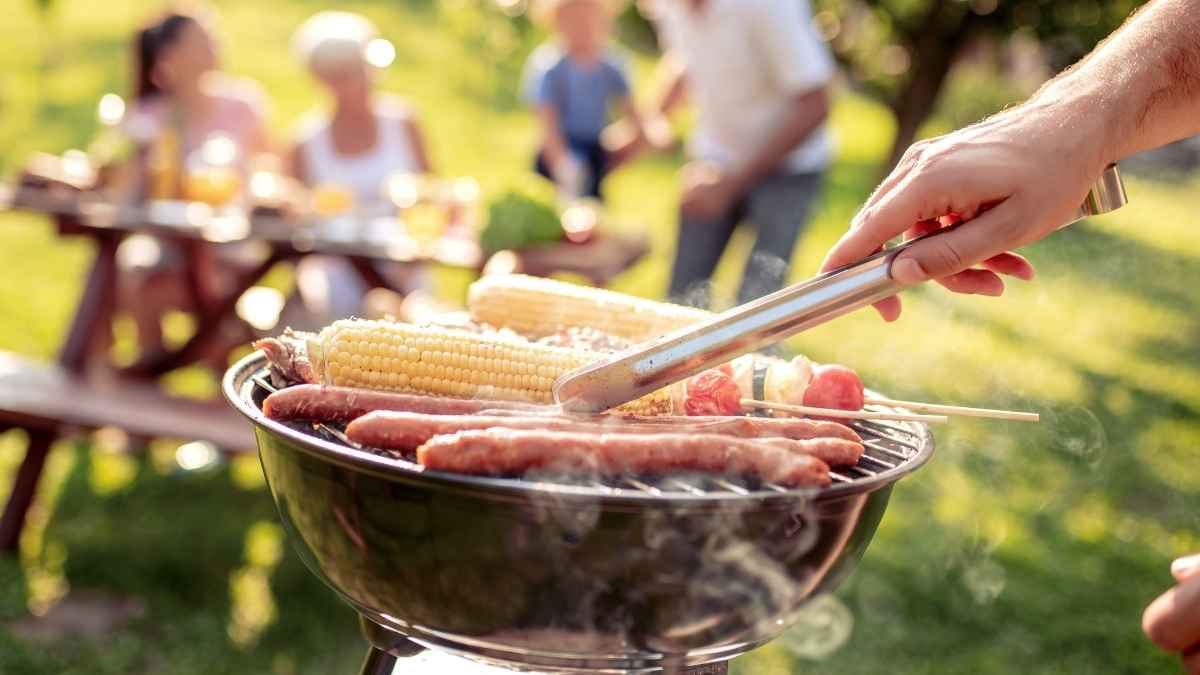 Personas haciendo una barbacoa al aire libre durante el verano