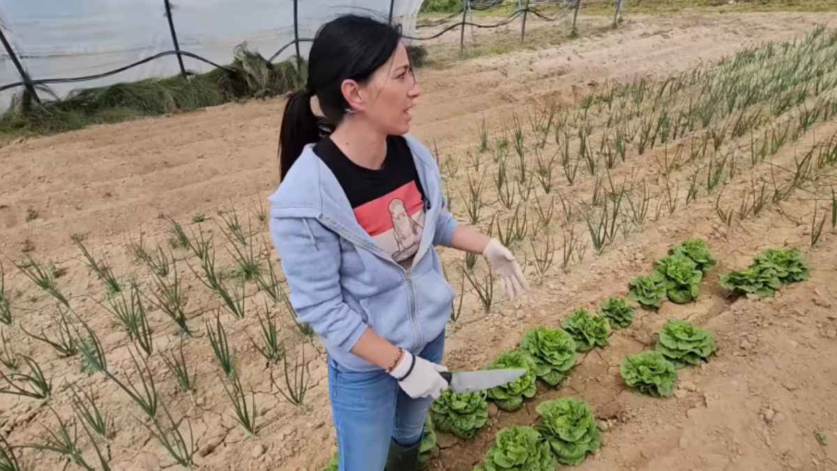Clara Sarramián, agricultora autónoma de La Rioja, trabajando en el campo