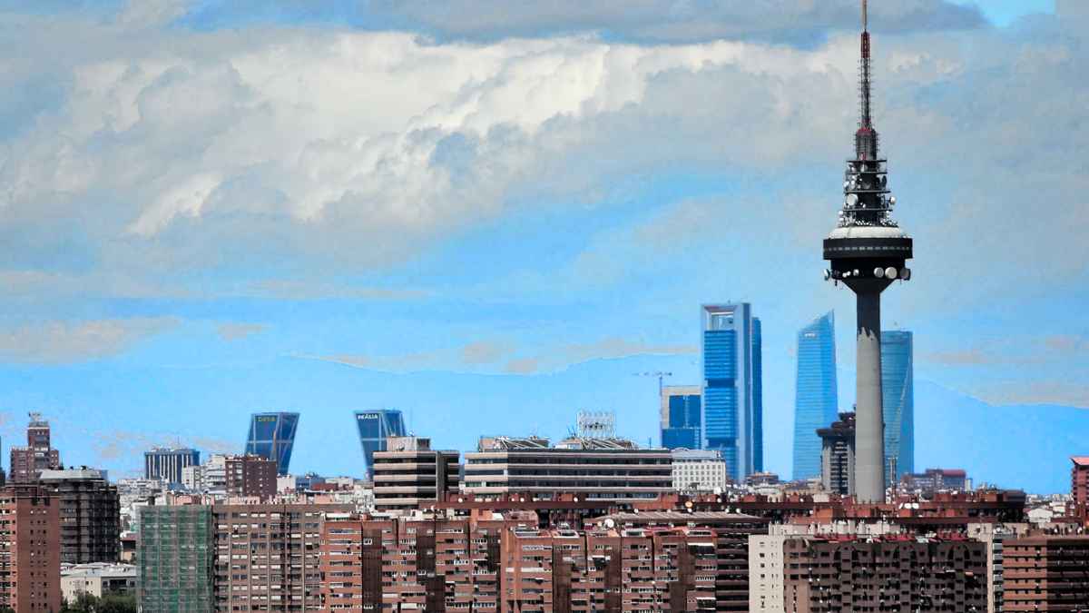 Vista del skyline de Madrid con viviendas en primer plano y las torres al fondo