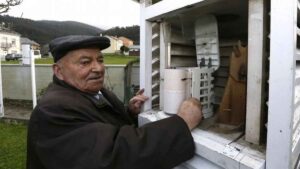 Amador López, 101 años, ha pasado de agente forestal a centenario, sin pastillas y entre gallinas, un pavo real y empanada de vieira