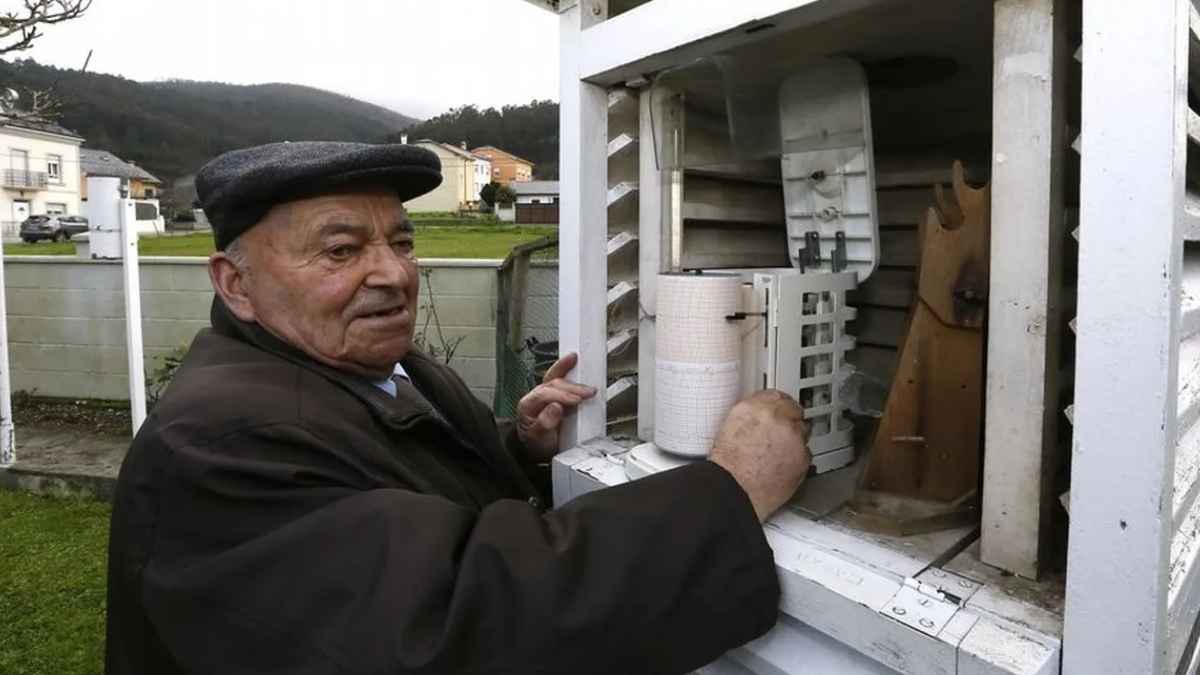 Amador López, centenario de Viveiro y antiguo agente forestal, junto a un equipo meteorológico en Magazos