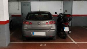 Aparcar coche y moto en la misma plaza: qué dice la Ley de Propiedad Horizontal