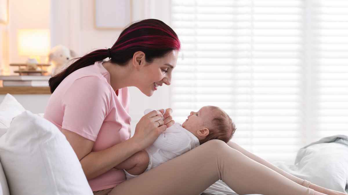 Madre cuidando de su bebé durante una excedencia laboral por cuidado de hijos en La Rioja