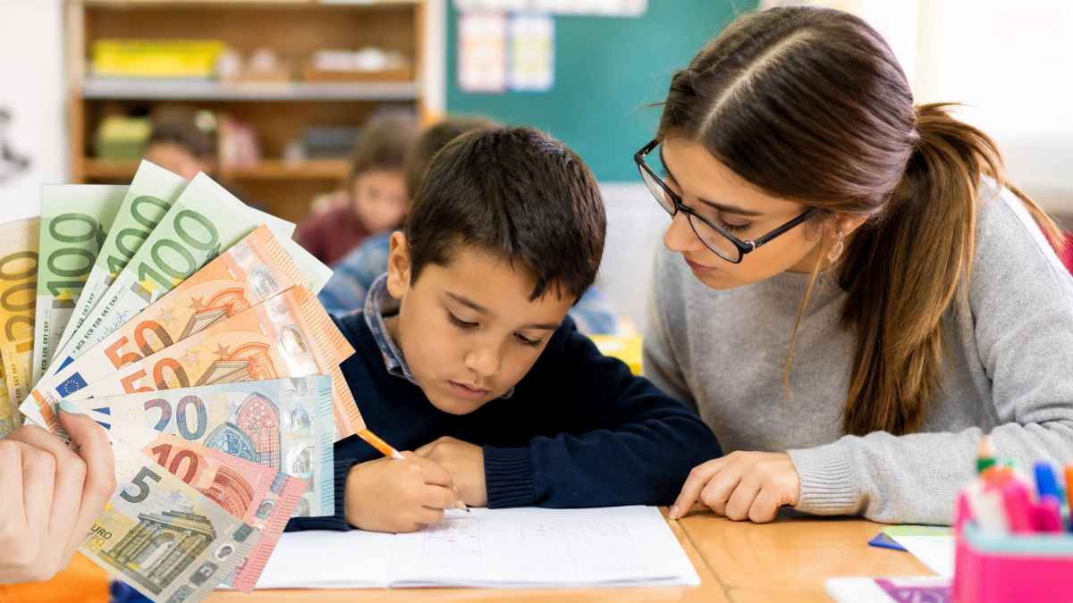 Profesora ayudando a un alumno con necesidades educativas especiales en un aula escolar durante una clase de apoyo educativo