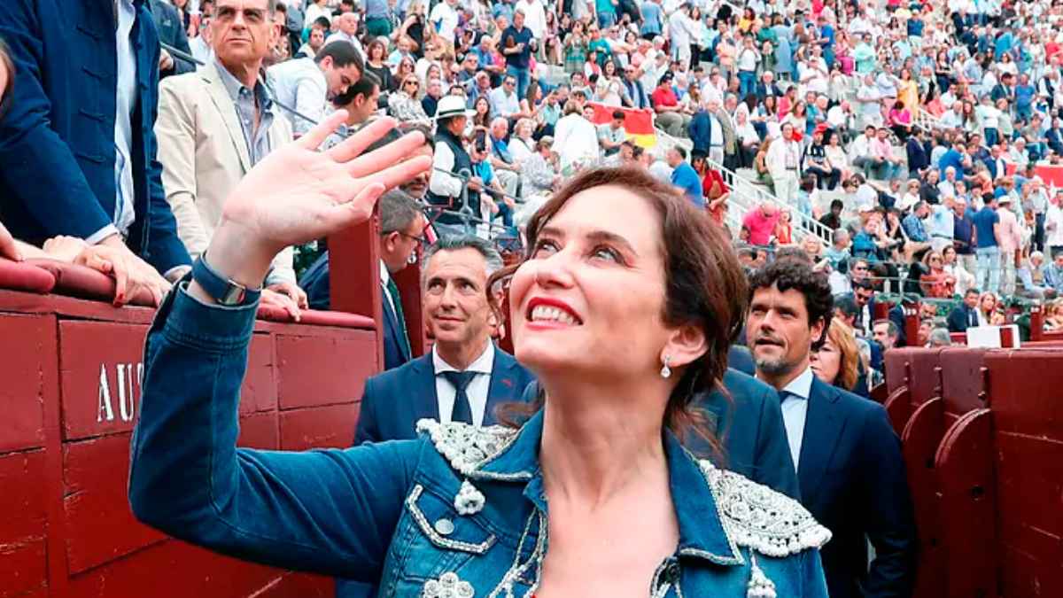 Ayuso en una plaza de toros durante un evento taurino en Madrid