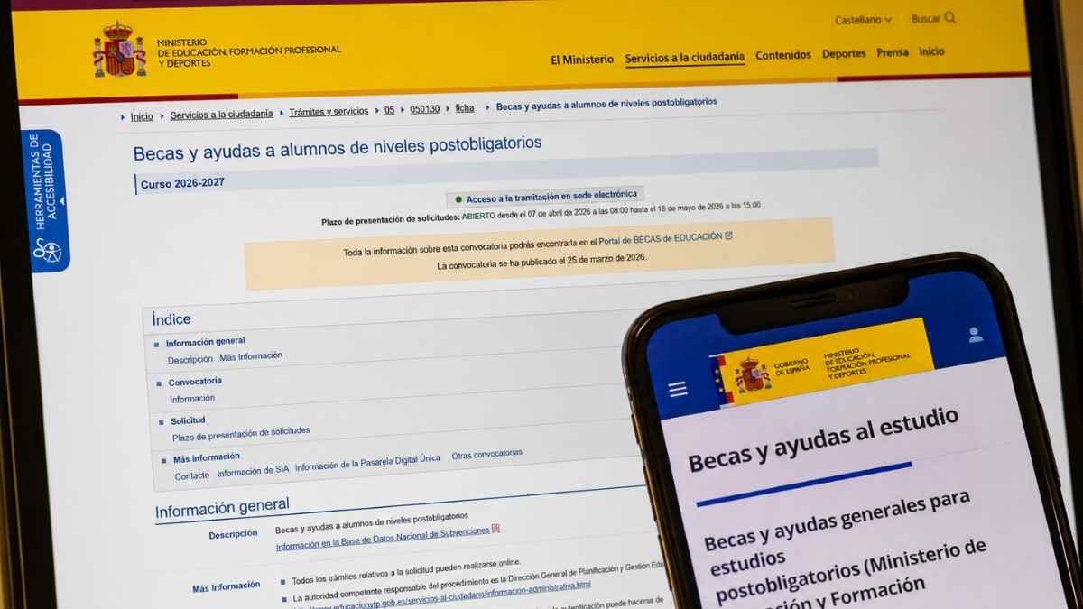 Página oficial de las becas y ayudas a alumnos de niveles postobligatorios del Ministerio de Educación abierta en un ordenador y un móvil