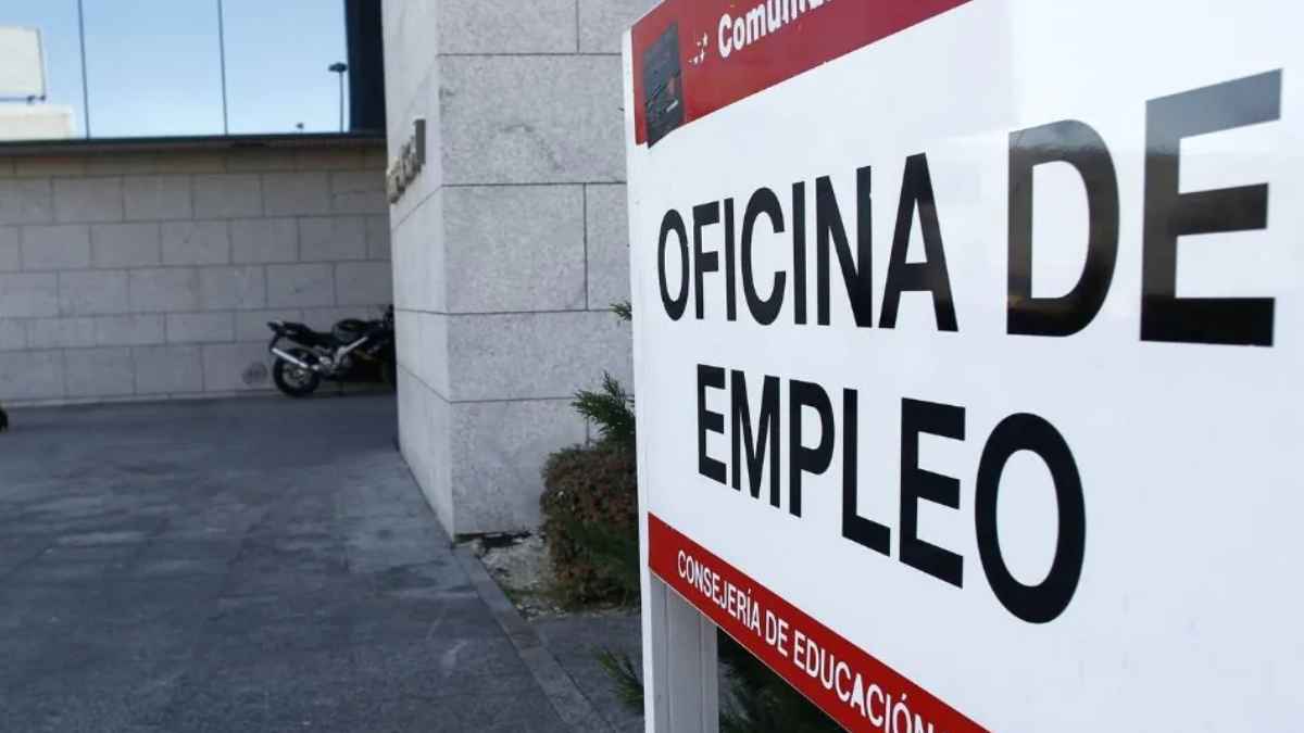 Cartel de una oficina de empleo relacionado con el cobro del paro en mayo de 2026