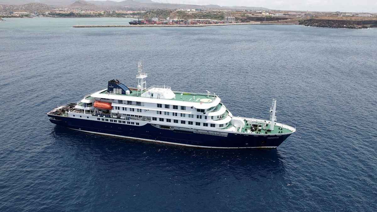 Crucero MV Hondius en el mar antes de su llegada a Canarias tras el brote de hantavirus investigado por Sanidad
