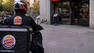 Burger King pierde el recurso contra el repartidor despedido por no llevar la equipación de seguridad completa
