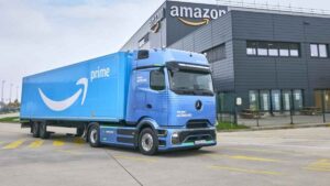 El camionero de Amazon con más de seis millones de kilómetros que no quiere jubilarse y sigue recorriendo España con un camión de 12 ruedas