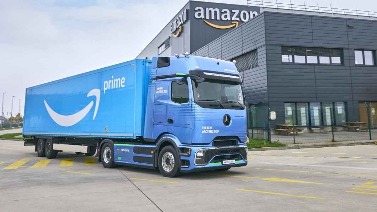 Camión de Amazon Prime frente a un centro logístico de Amazon