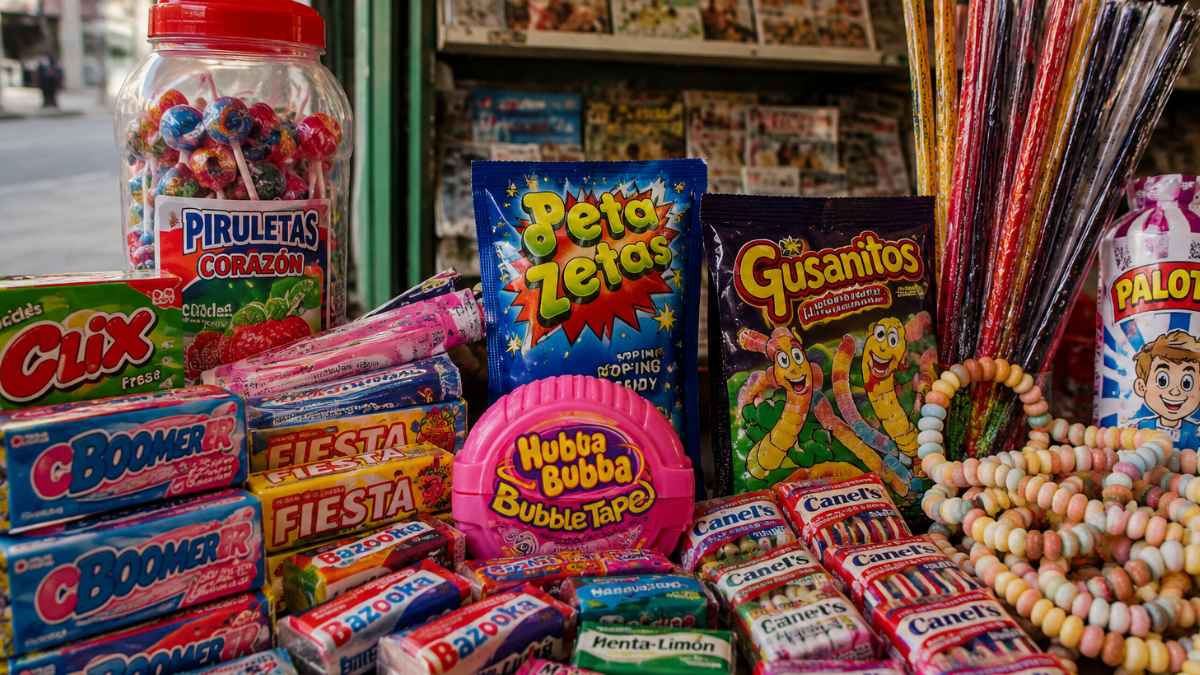 Caramelos y chicles de la infancia expuestos en un quiosco con golosinas retro