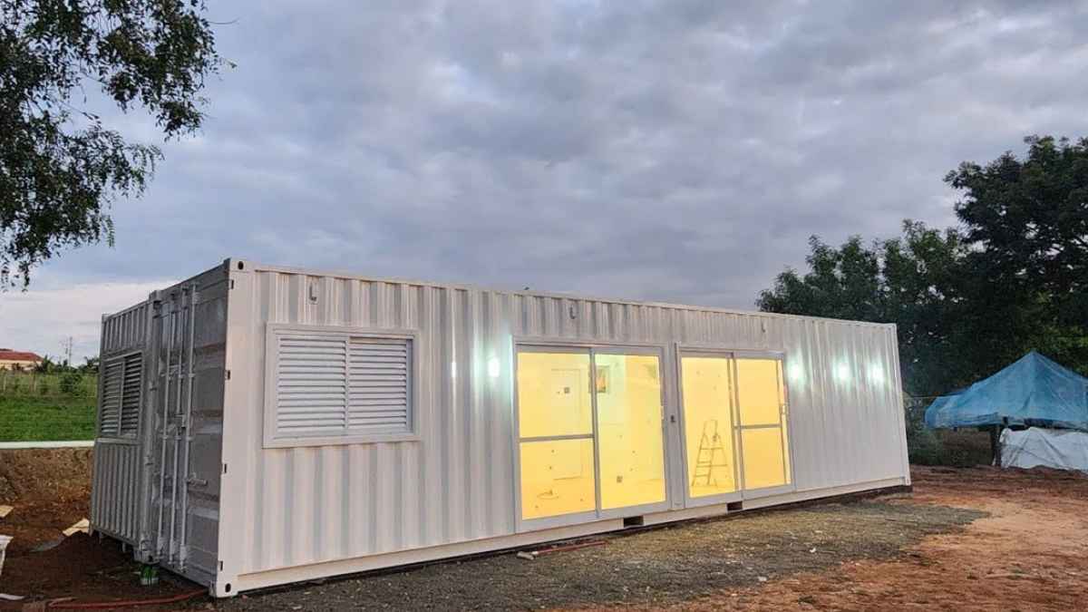 Casa modular brasileña de 60 metros cuadrados con 3 dormitorios instalada en una finca