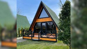 Una casa prefabricada con forma de A, baño y cocina aparece en Amazon por menos de 17.000 euros