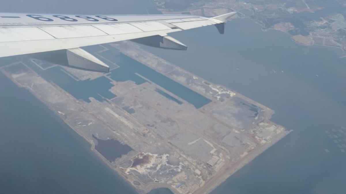 Vista aérea de una isla artificial en China donde se construye un aeropuerto marítimo preparado para tifones y sismos
