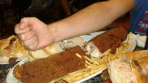 Cierra el mítico bar de tapas XXL que era uno de los locales más visitados por los universitarios de Jaén: baja la persiana definitivamente