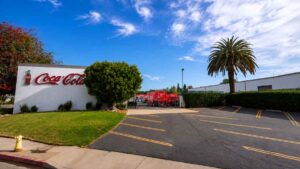 El cierre de una histórica fábrica de Coca-Cola marca el fin de una era industrial de 144 años y 85 trabajadores