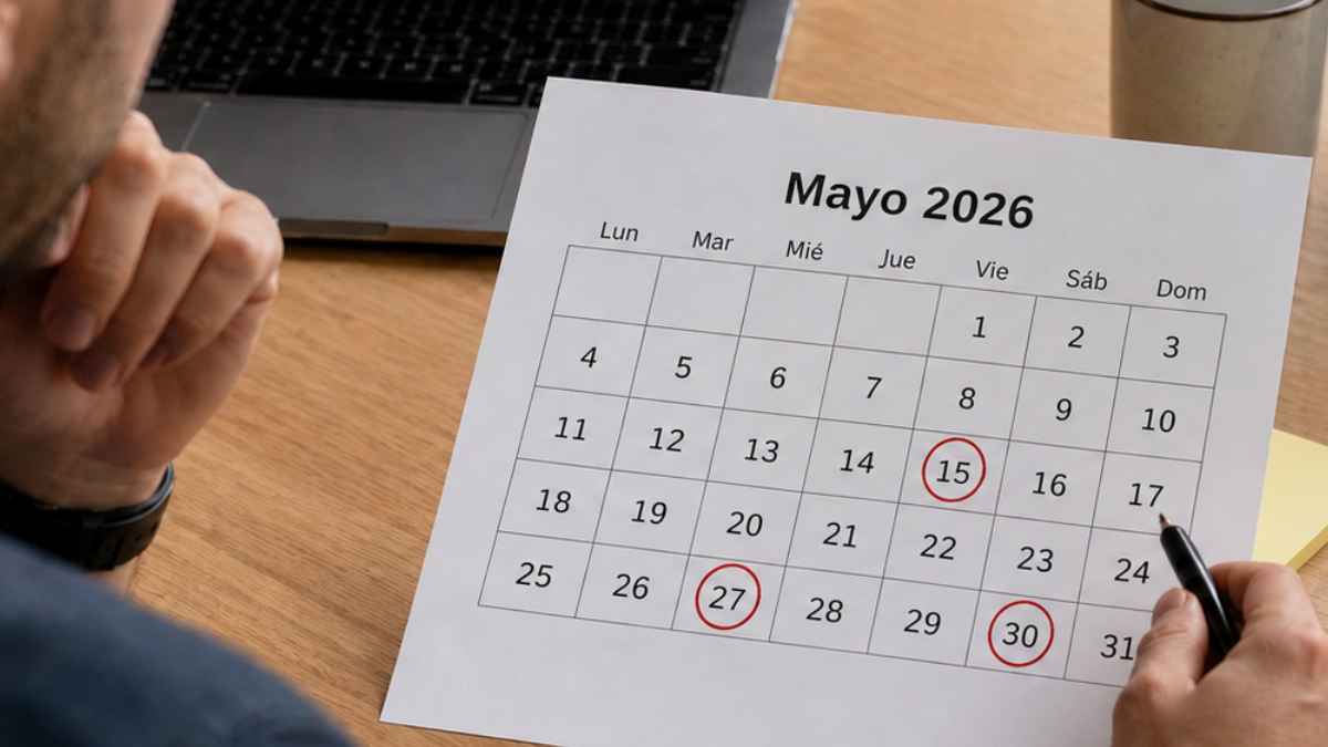 Calendario de mayo de 2026 con los días 15, 27 y 30 marcados como festivos en España