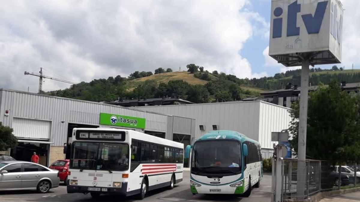Autobuses en una estación de ITV antes de pasar la inspección técnica