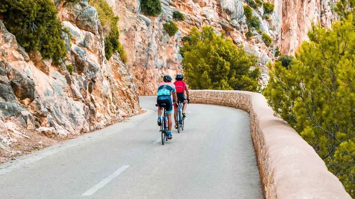 Ciclistas circulando por una carretera de montaña tras la nueva normativa vial del BOE