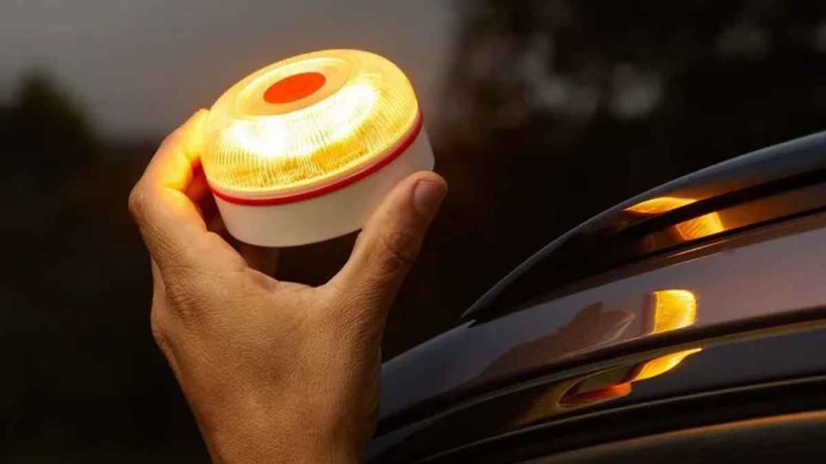 Baliza V-16 de emergencia colocada sobre un coche durante una avería en carretera