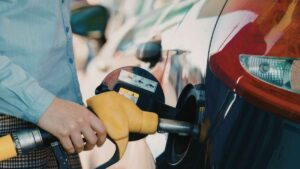 La DGT señala la velocidad clave para ahorrar hasta un 50 % de combustible del depósito