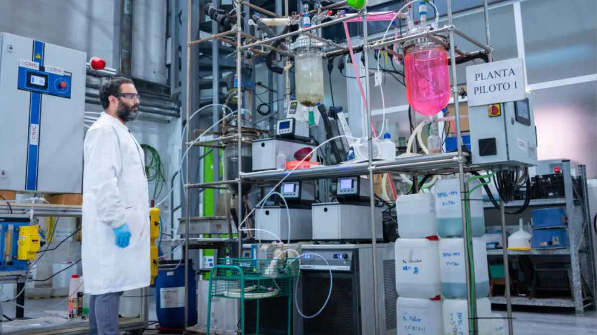Investigador en la planta piloto del CSIC en Madrid donde se recuperan oro, plata y cobre de residuos electrónicos como móviles y ordenadores