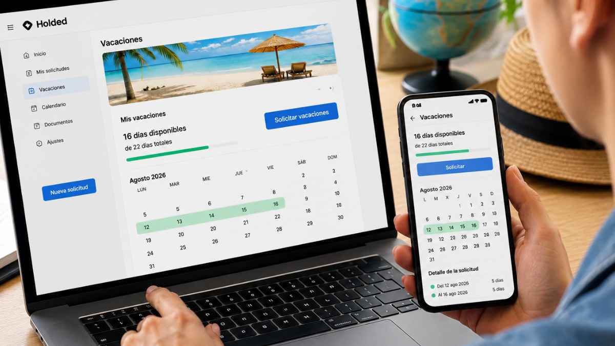 Trabajador consultando y solicitando sus vacaciones de verano desde el portátil y el móvil en una aplicación laboral