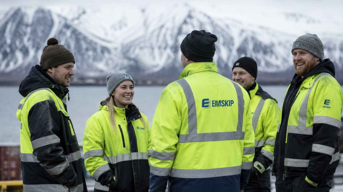 Trabajadores en Islandia durante una jornada laboral de cuatro días en un entorno industrial junto a montañas nevadas
