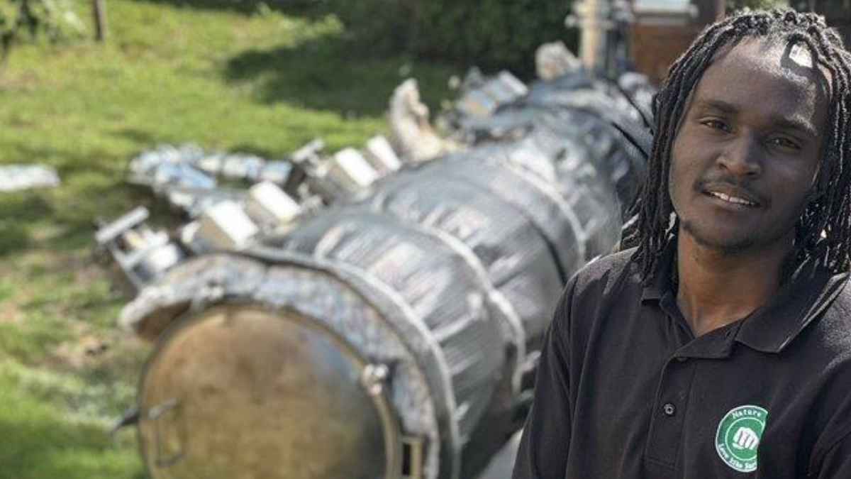 Julian Brown junto al prototipo que transforma residuos plásticos en combustible líquido mediante pirólisis