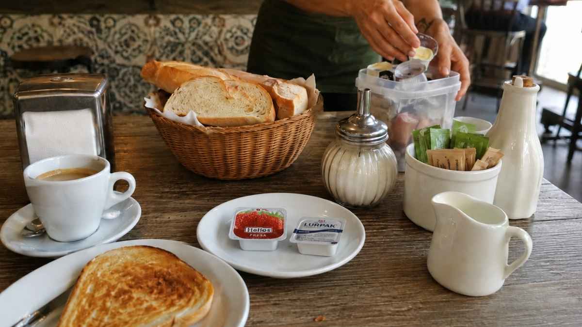 Desayuno en una cafetería con monodosis de mantequilla y mermelada que desaparecerán por la nueva regulación europea