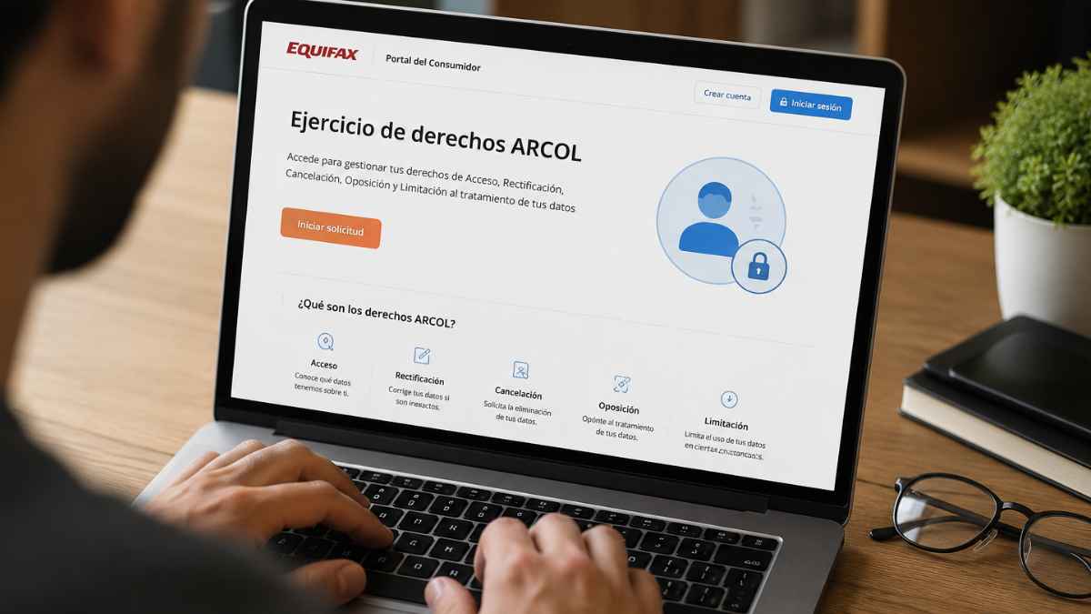 Persona consultando el Portal del Consumidor de Equifax para comprobar si aparece en ASNEF y ejercer sus derechos ARCOL