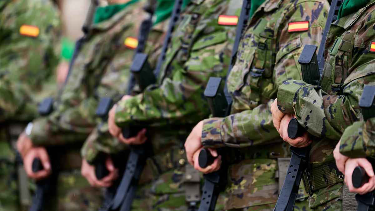 Jóvenes reservistas voluntarios durante una formación militar del Ejército de España en 2026