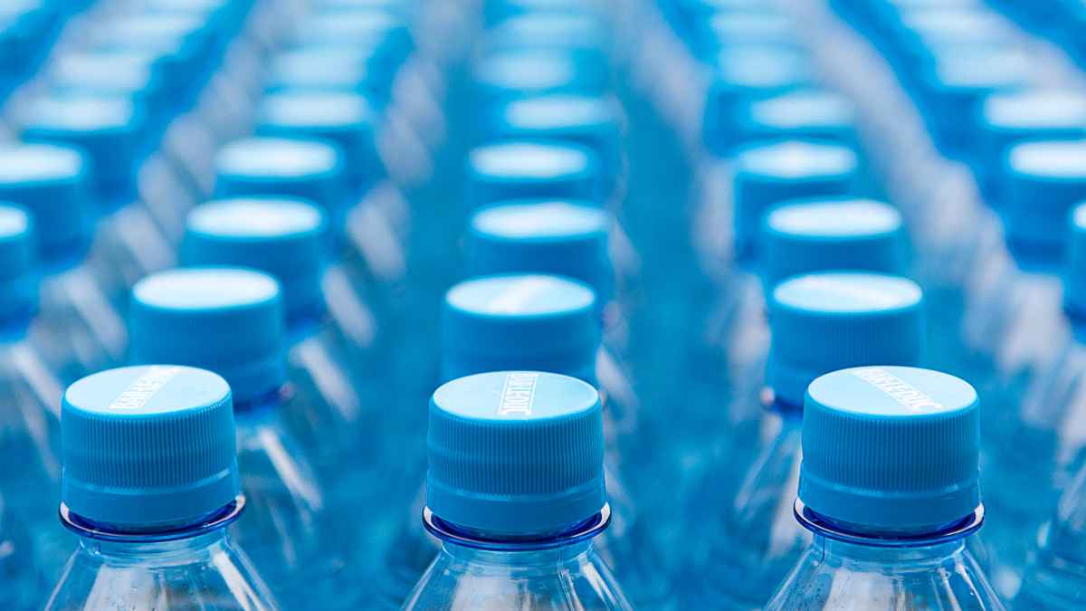 Botellas de plástico alineadas tras el anuncio del nuevo sistema de depósito y devolución de envases en España