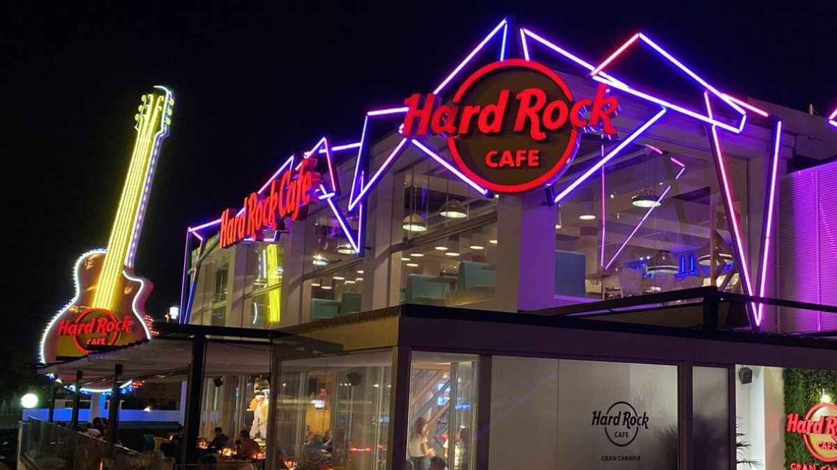 Hard Rock Cafe iluminado de noche con guitarra icónica en PortAventura primer restaurante en parque temático europeo