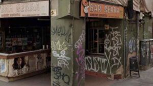 El histórico bar situado frente al Ayuntamiento cierra tras 78 años de desayunos, vermuts y conversaciones en Badalona