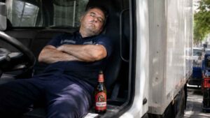 La justicia da la razón a un repartidor con 6.000 euros por ser despedido por beberse una cerveza y echar una siesta en el camión de empresa