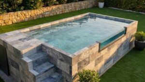 Leroy Merlin te lleva la piscina al jardín de tu casa: acero con cristal panorámico y capacidad para 7.500 litros