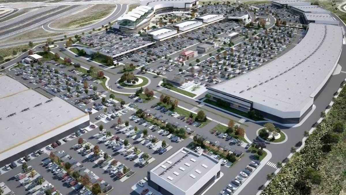 Vista aérea del futuro parque comercial de El Cañaveral en Madrid con aparcamientos y grandes locales
