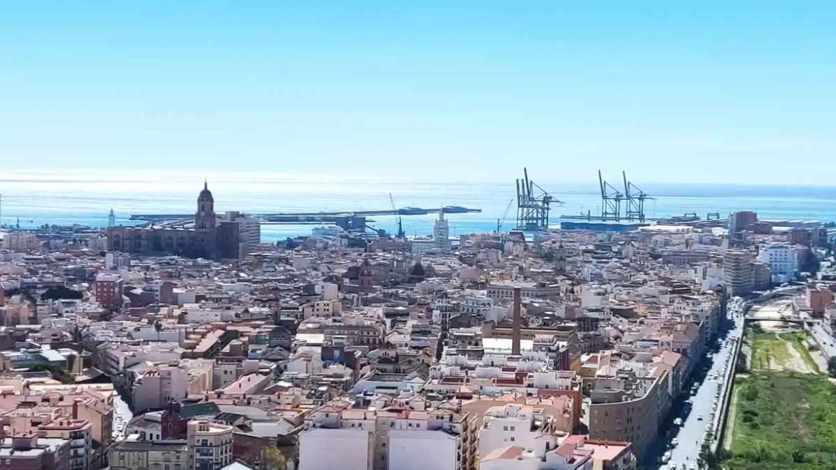 Vista aérea de Málaga con el puerto y la catedral en una noticia sobre el precio del alquiler
