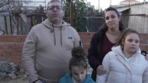 Matías, padre de dos niñas, compró dos contenedores por 4.500 euros para construir una vivienda completa para su familia