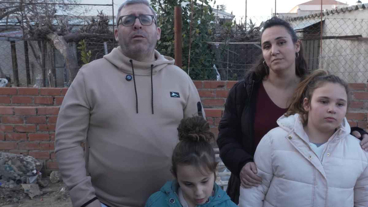 Matías junto a su familia en el terreno donde construirá una vivienda con contenedores marítimos en Toledo