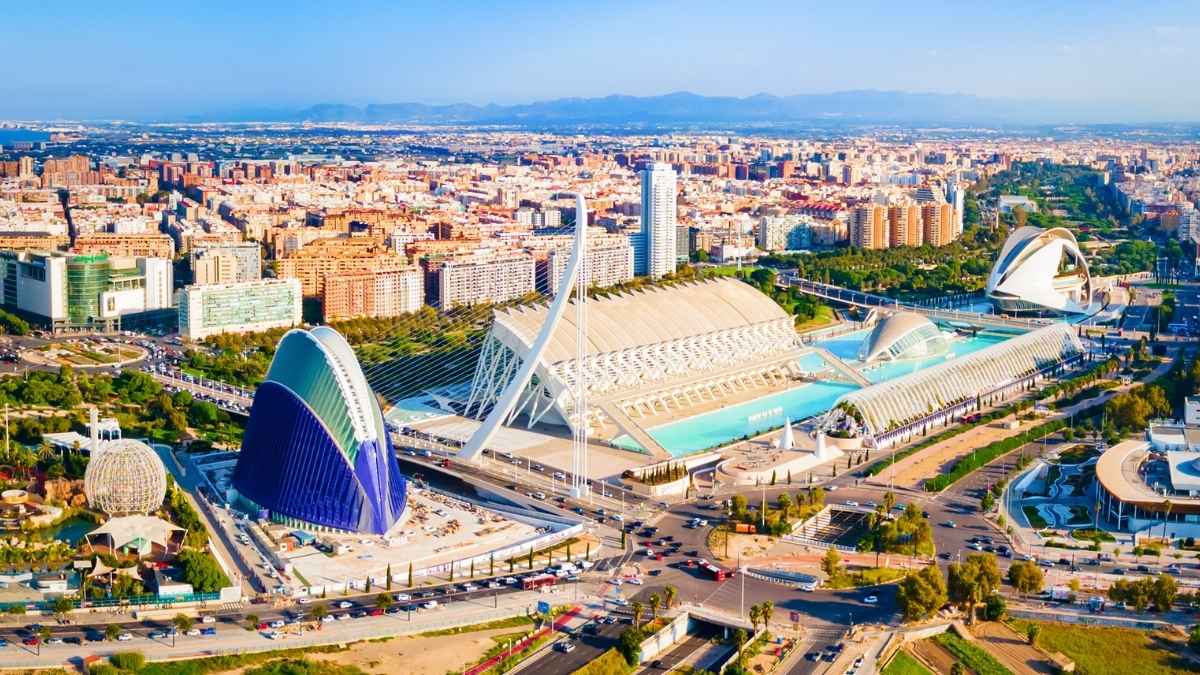 Vista aérea de Valencia y la Ciudad de las Artes y las Ciencias, ciudad que multa instalar aire acondicionado en fachadas