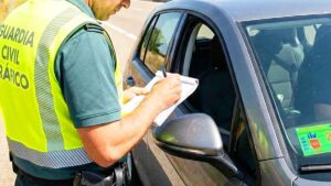 La DGT puede sancionarte con 100 euros por un despiste muy habitual en el parabrisas del vehículo