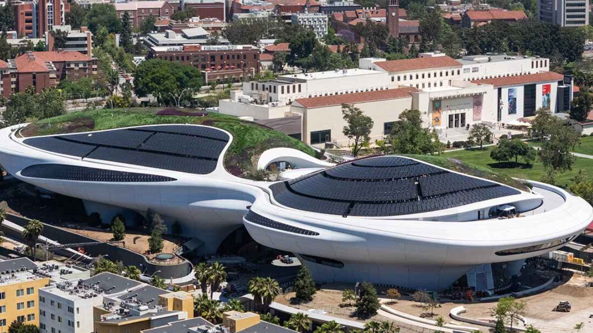 Vista aérea del Lucas Museum of Narrative Art en Los Ángeles, un edificio futurista con forma de nave espacial