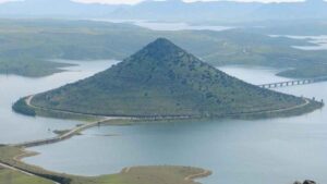 Ni en Madrid ni en Barcelona: la mayor rotonda de Europa rodea un cerro de esta provincia española